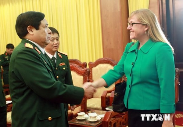 Vietnam, US hold defense policy dialogue - ảnh 1